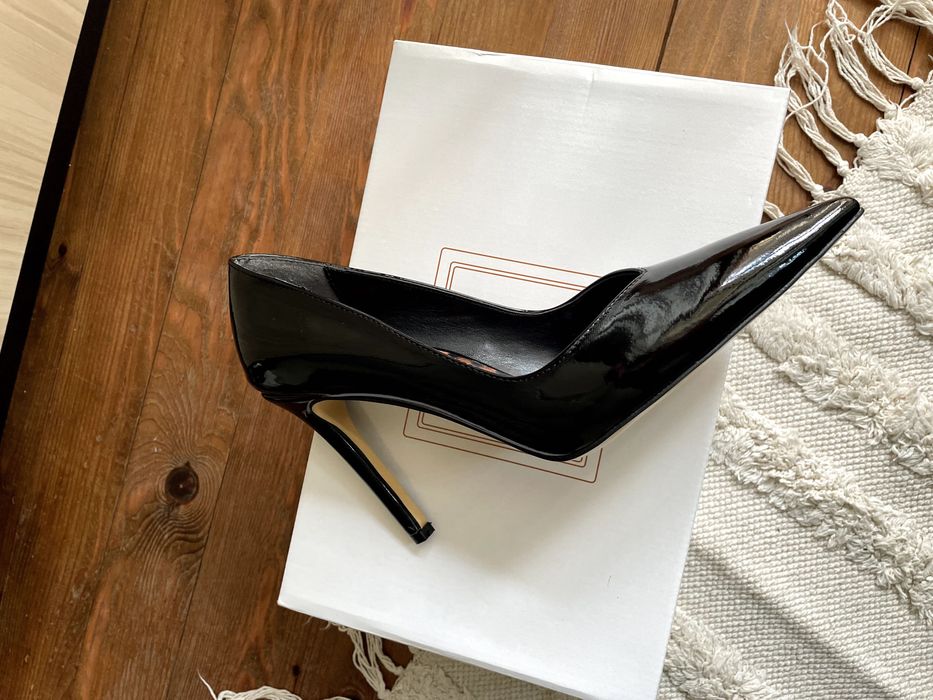 Чисто Нови черни лакирани токчета