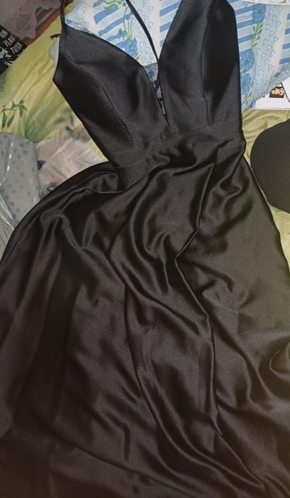 Черна бална права сатенена рокля