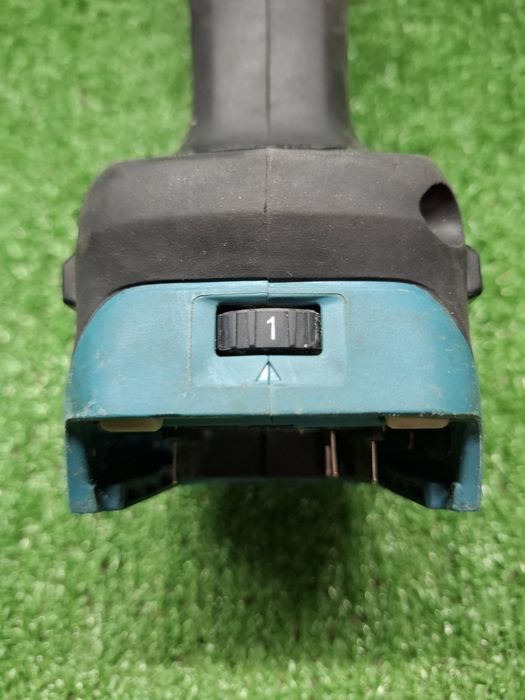 Безчетков шлайф с обороти на Makita DGA511