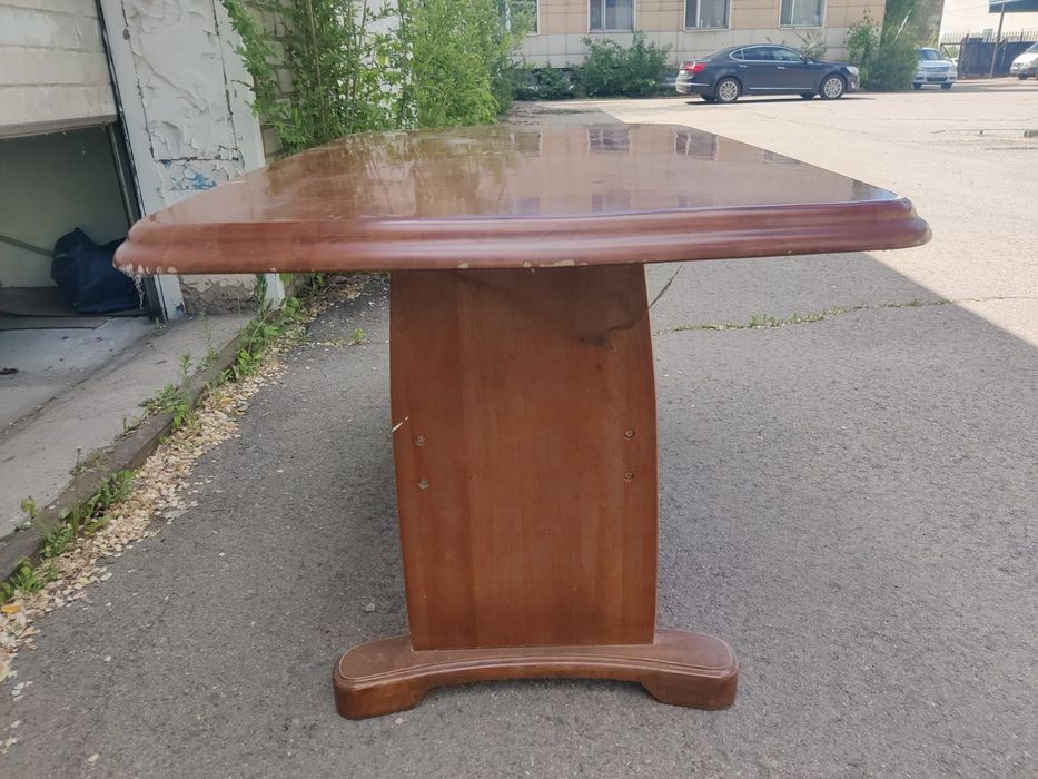 Стол из дерева для кафе или летника