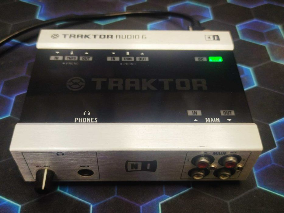 Продам USB-аудиоинтерфейс Native Instruments Traktor Audio 6