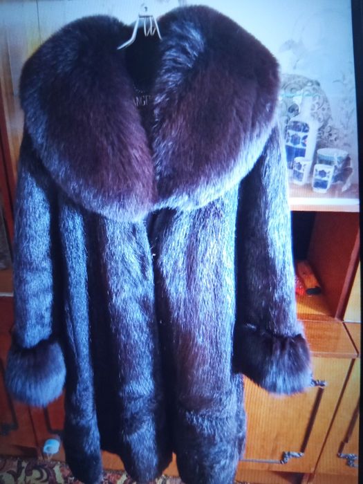 Продаю шубу нутрия воротник чернобурка