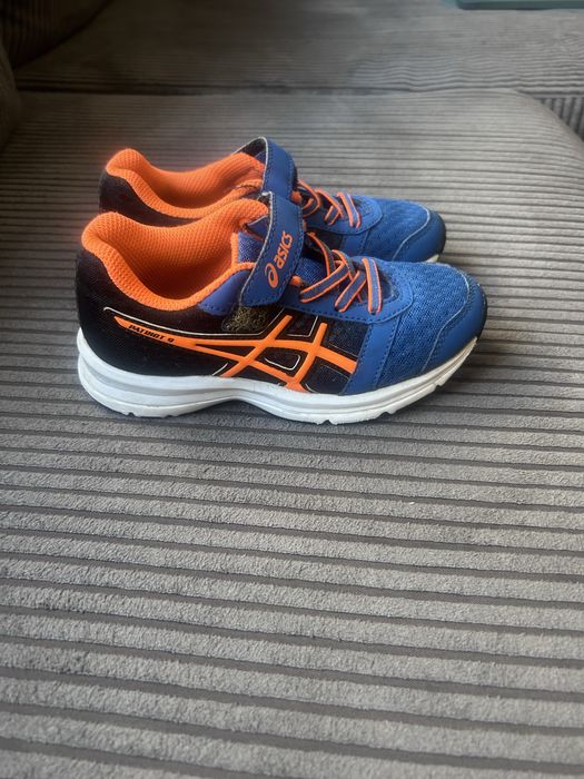 Маратонки Nike и Asics