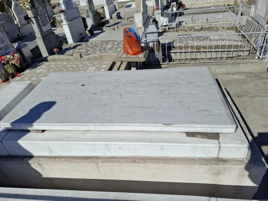 Vand urgent loc veci 4 Cripte | Marmura | Cimitirul central Constanta
