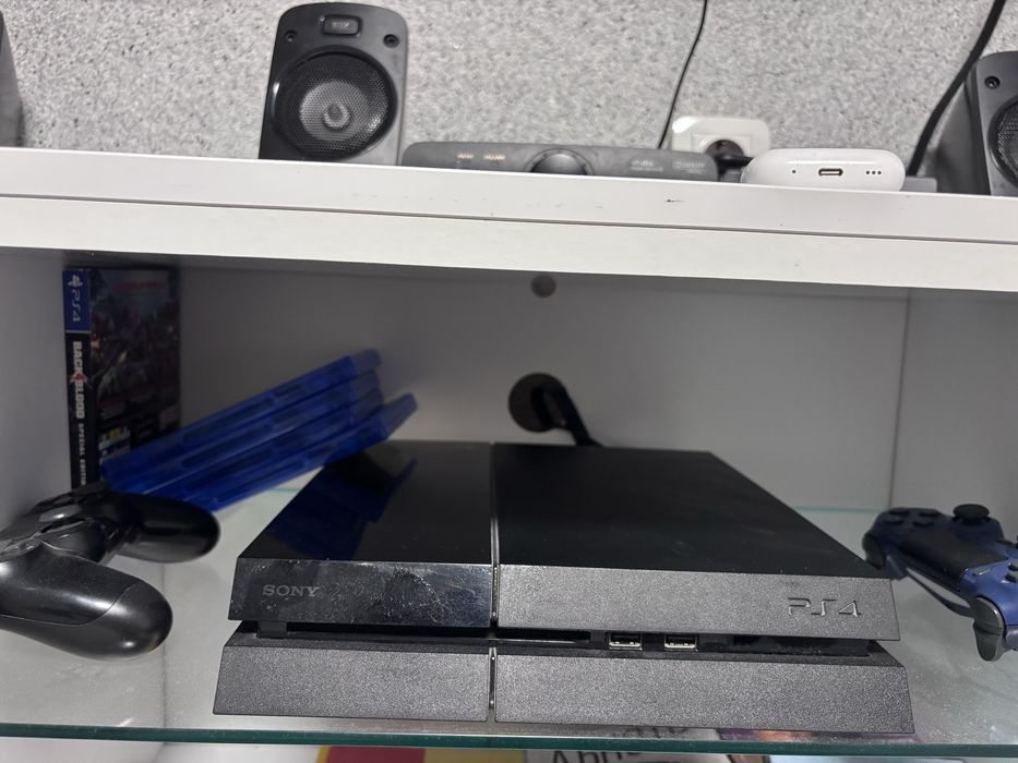 Продавам PlayStation 4 + 3 джойстика + UFC 4