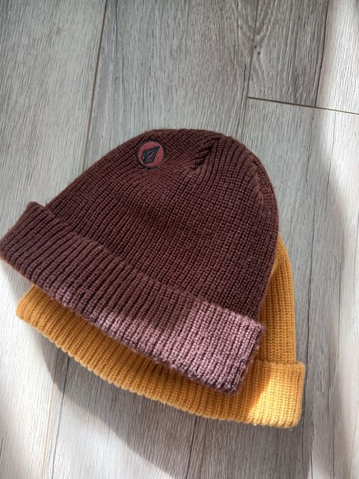 2бр=15 ЕUR Зимна шапка Volcom