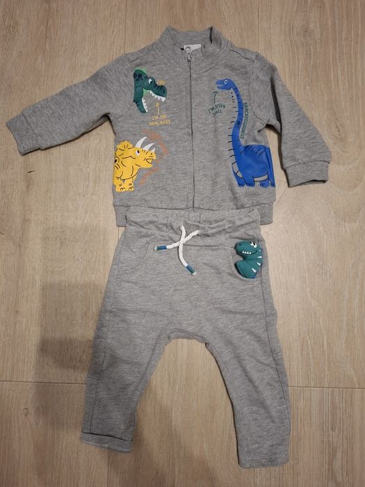 Compleu bebe dinozauri