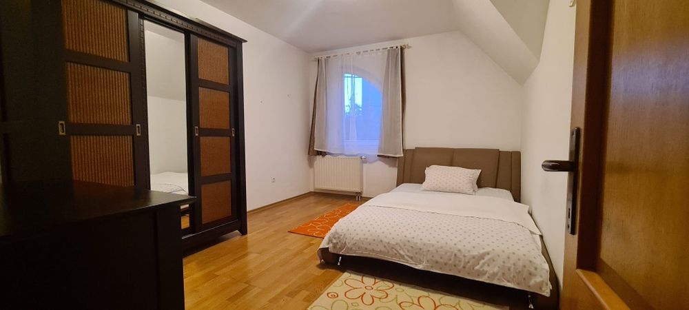 Se inchiriaza casa  cu 3 dormitoare, 3 bai, living mare  str Muntenia
