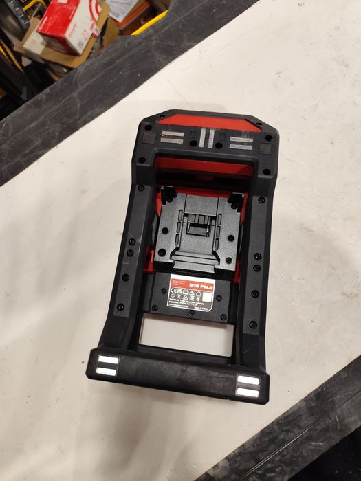 Топ модел акумулаторен лед прожектор Милуоки Milwaukee M18 PAL2