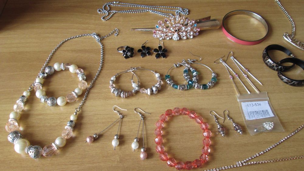 Накити,обици,гривни,синджири,огърлици и др.