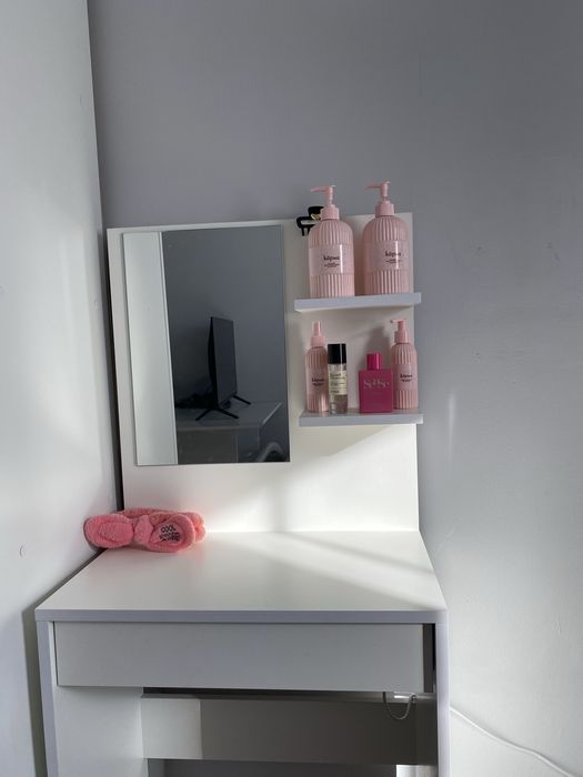 Продам столик для косметики