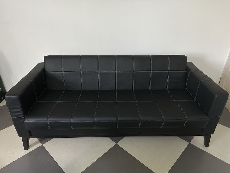 Диван кожаный офисный.