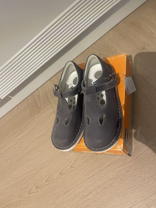 Продам детские кожанные сандали Чико