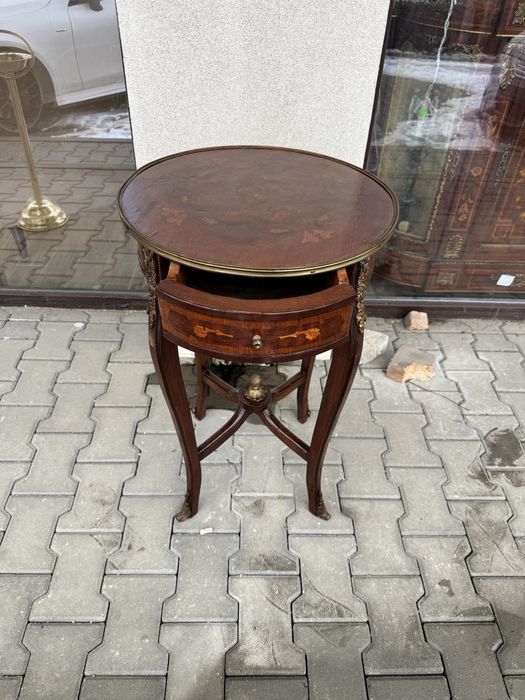 Masă din lemn cu intarsii și elemente bronz