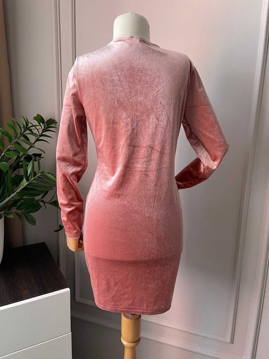 H&M Divided Къса еластична рокля от розов плюш, L размер