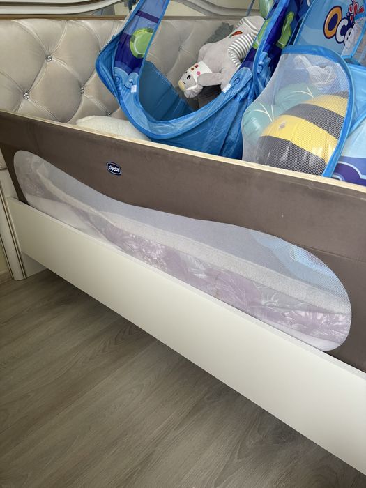 Продается барьер для кровати от Chicco