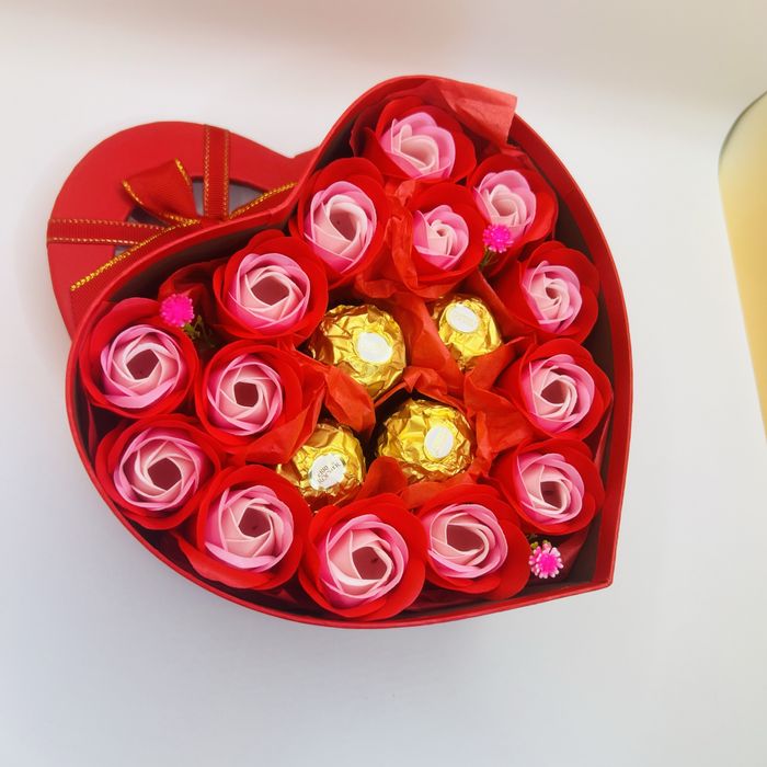 Кутии сърце с бонбони и сапунени цветя,св.Валентин, рожден ден, 8 март