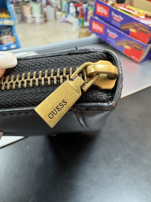 Портфейл на Guess отлично състояние