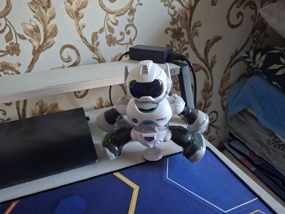 Продается робот игрушка