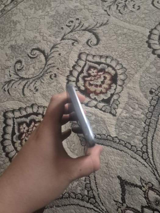 Samsung a53 5g  qirilgan joyi bor