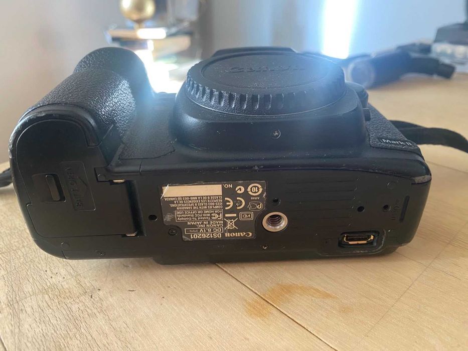 Продавам Фотоапарата EOS 5D Mark II