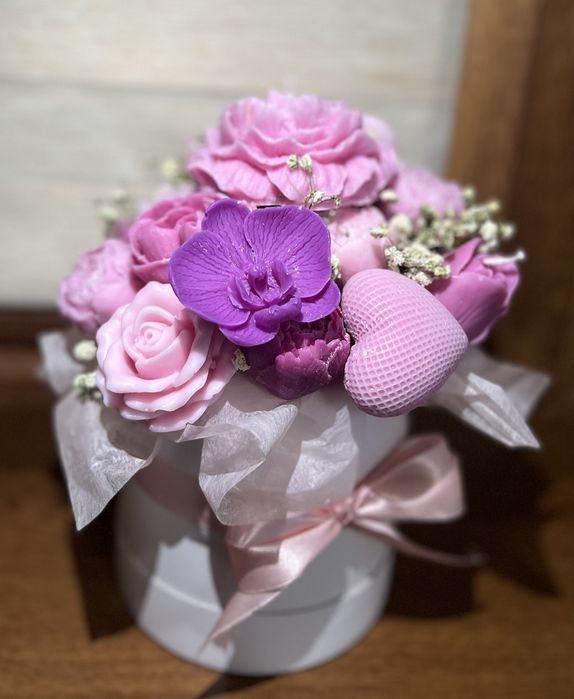 Подарък кутия или чантичка с цветя от соев восък