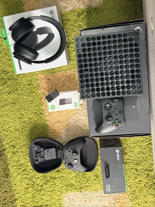 Xbox series x  de 3 T cu 2 controllere si casti in state impecabila