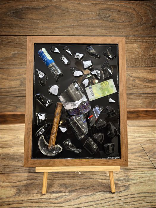 Картини от маркови бутилки в рамка.