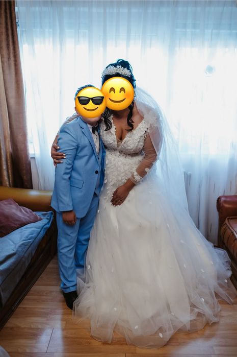 Vând rochie de mireasa stil A . Rochia se afla intr-o stare buna .