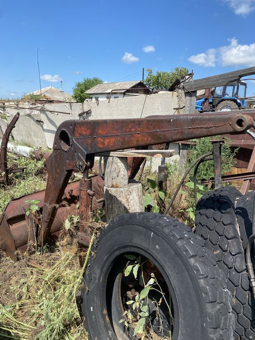 Продам рабочий трактор со всеми агрегатами