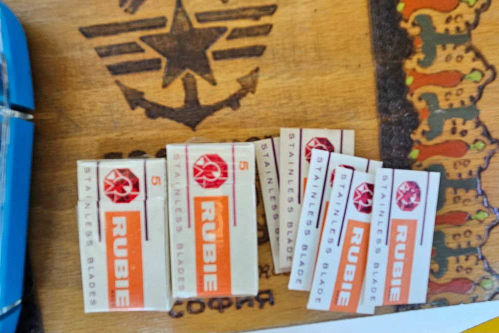 3 броя дървени кутии, самобръсначки  и ножчета за бръснене