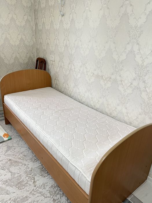 Кровать с матрасом