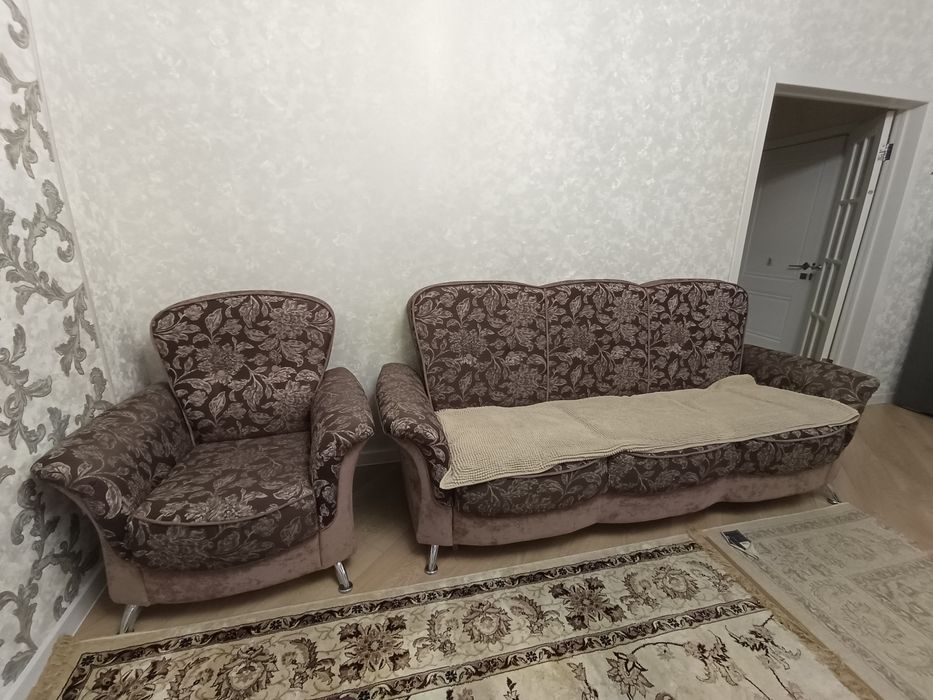 Продам диван с креслами