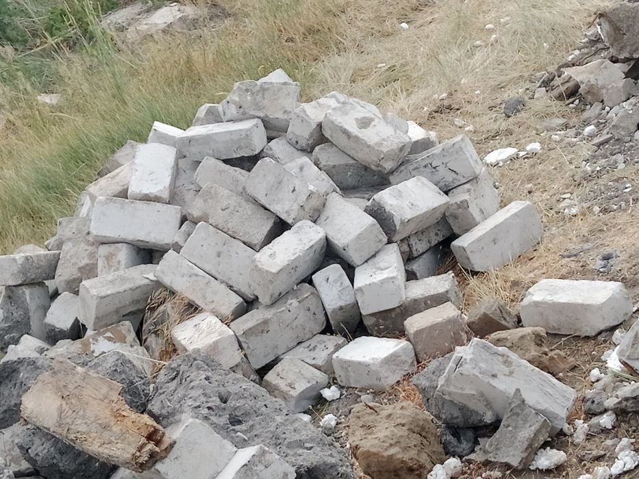 Б у кирпич 100 продам
