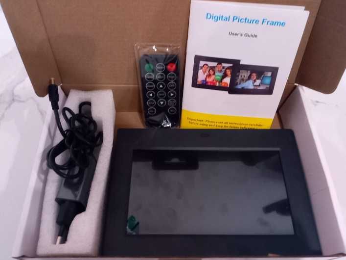 ramă foto digitală + card (perfect pentru cadou)