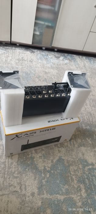 Продам микшер behringer x air 12