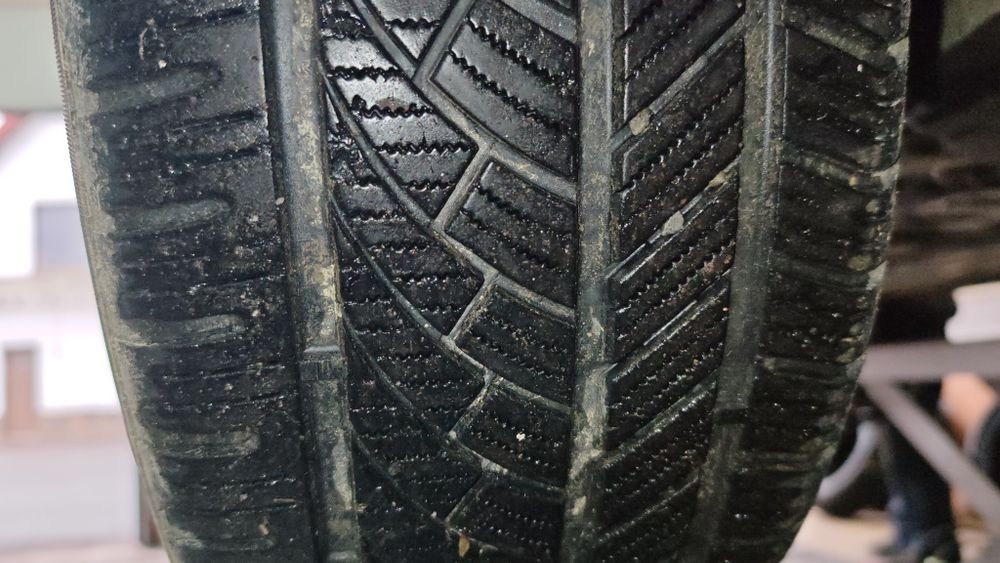 Vând 4 buc.235 50 18 all season