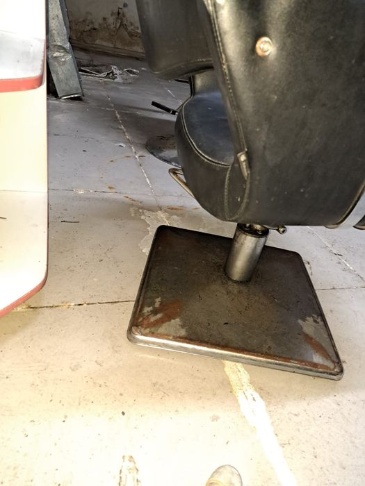 Продам кресло и столы для парикмахерской