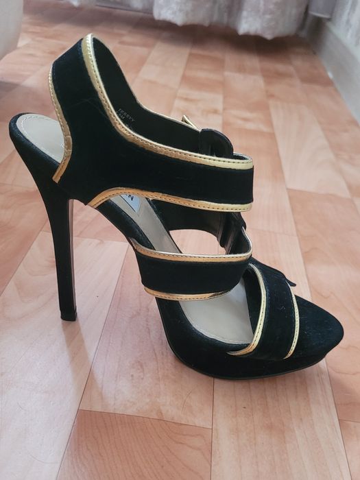 Продам красивые босоножки