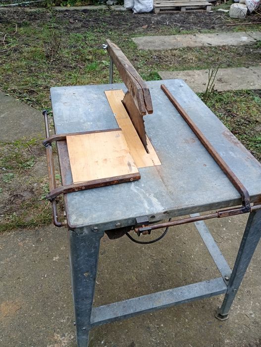 Circular cu masa 220v