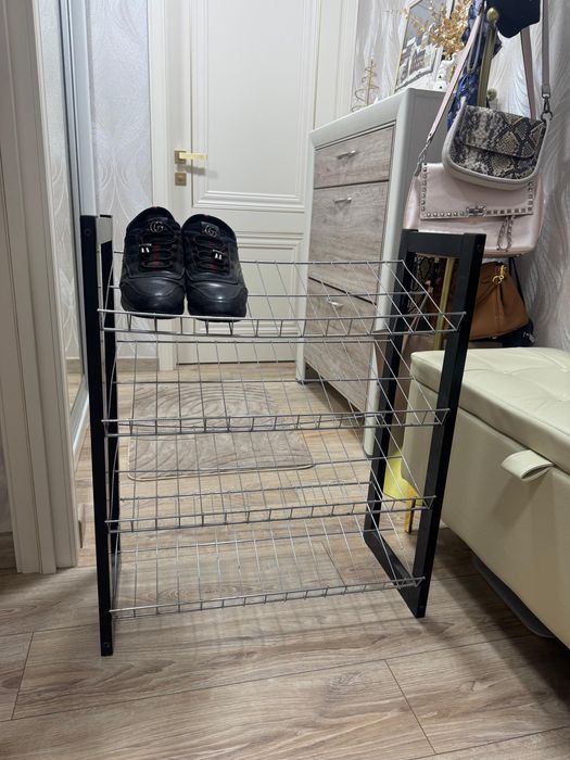 Продам стильную обувницу.