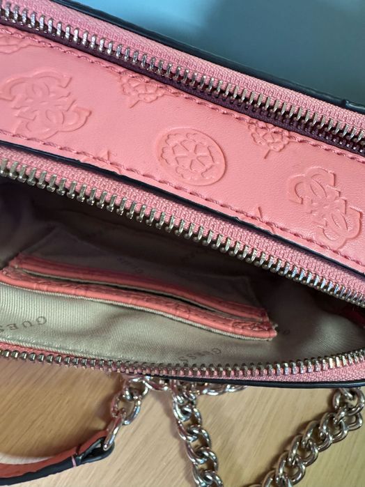 Малка дамска чанта Guess