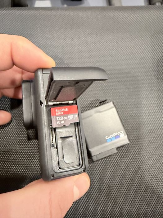 GoPro Hero 7 Black , 2 baterii, kit complet accesorii