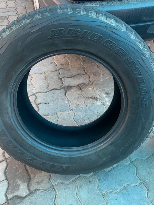 Продам две зимние резины  на Лексус