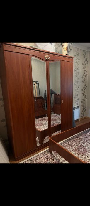 Спальная кровать и шкаф