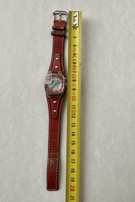 Продавам дамски часовник FOSSIL