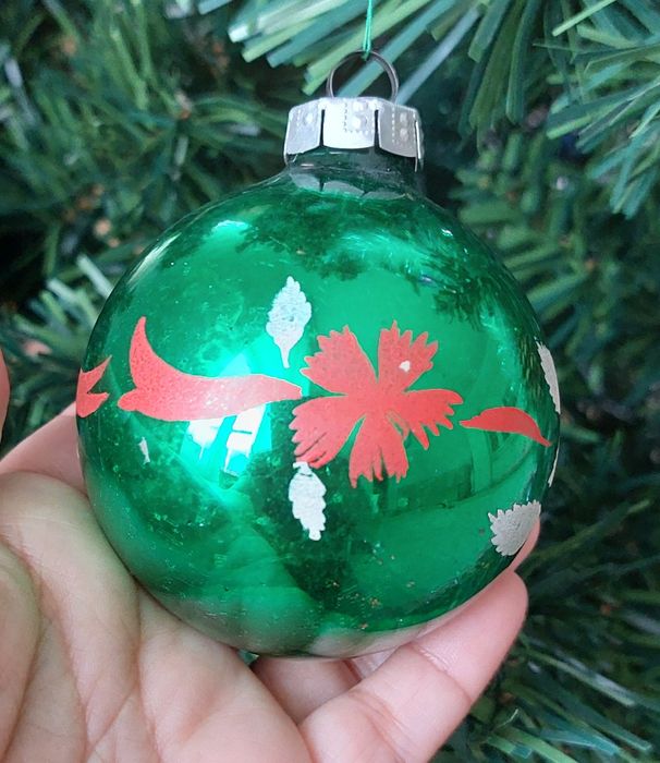 Красивая елочнач игрушка