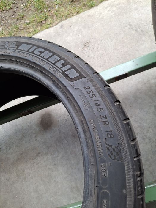 2 Anvelope de vară  235 45 18 Michelin