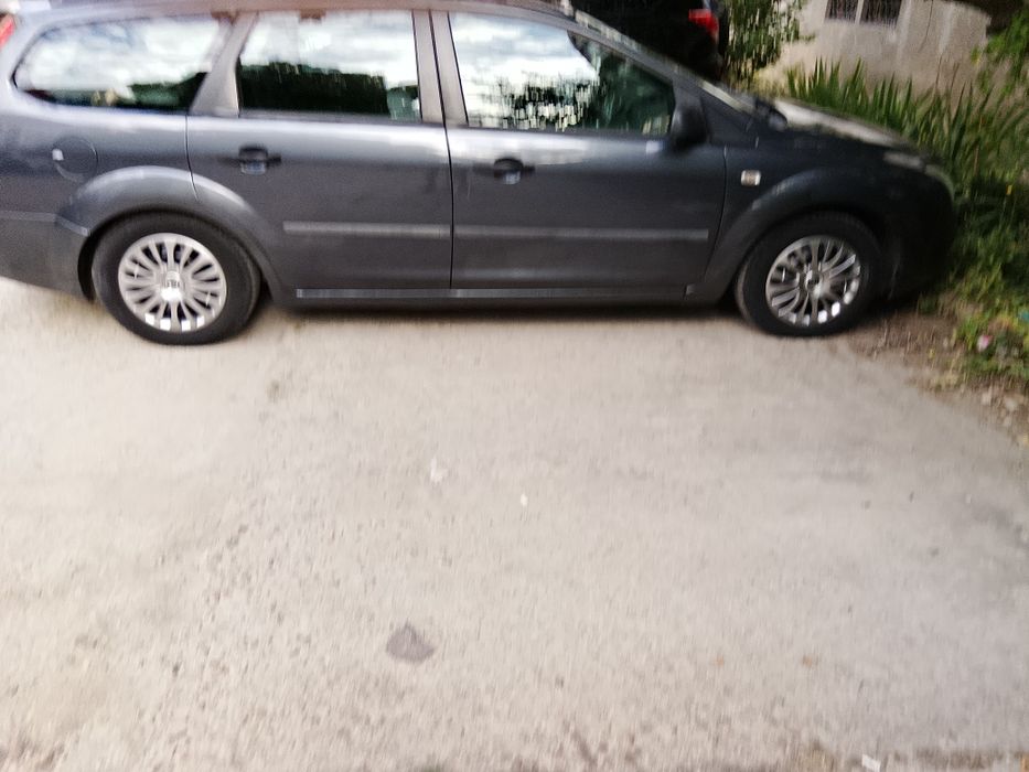 Продавам изключително запазен ford focus 1.6i, бензин.
