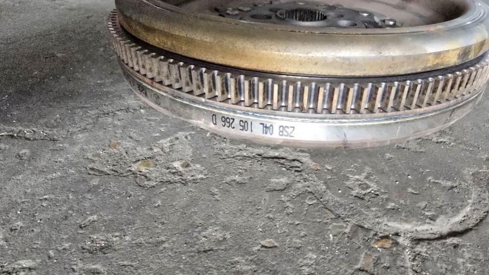 04L105266D  Демпферен маховик passat b8 DSG DQ250 2.0 tdi